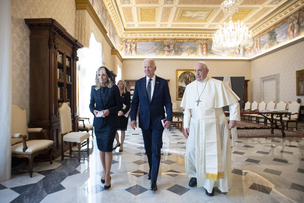 El presidente estadounidense Joe Biden, la primera dama Jill Biden y el Papa Francisco caminan mientras se encuentran en el Vaticano, el viernes 29 de octubre de 2021. El presidente Joe Biden se reunirá con el Papa Francisco el viernes en el Vaticano, donde se encuentran los dos más notables del mundo. Los católicos romanos planean discutir la pandemia de COVID-19, el cambio climático y la pobreza. El presidente se enorgullece de su fe católica, utilizándola como guía moral para dar forma a muchas de sus políticas sociales y económicas. (Vatican Media vía AP)