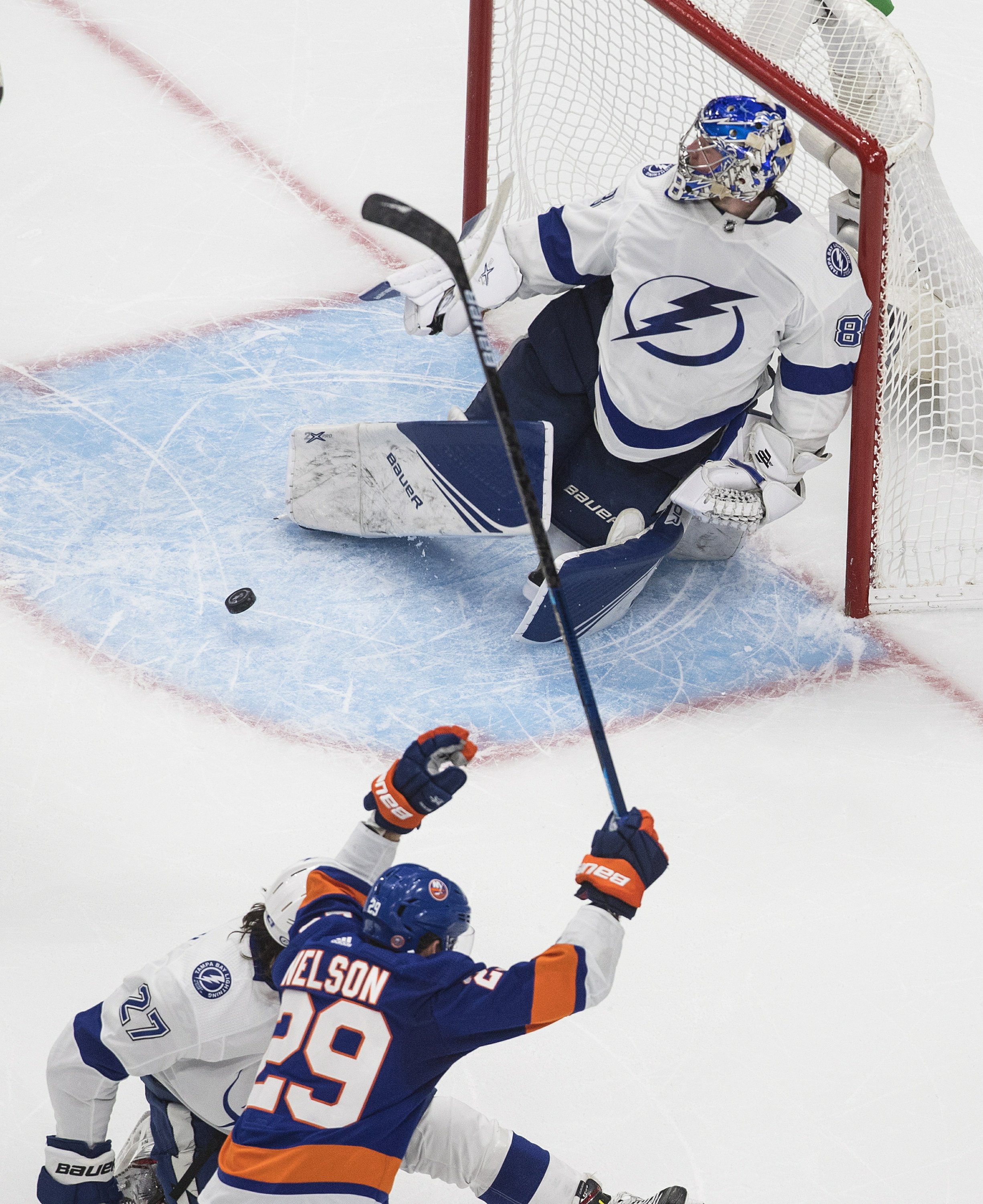 Nelson Varlamov Help Islanders Beat Lightning 5 3 In Game 3