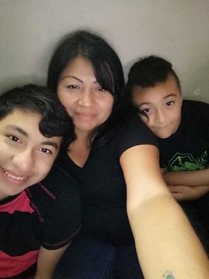 En esta foto cortesía de Sulma, una migrante salvadoreña, se toma una selfie con sus hijos, Ezequiel, a la izquierda, y Adonis, un día después de ser reunidos por el gobierno de Estados Unidos luego de cuatro años de separación que comenzó cuando cruzaron la frontera entre México y Estados Unidos, en su casa en una ciudad no revelada en Indiana, el lunes 21 de junio de 2021. Sulma no quiso dar su apellido ni la ciudad en la que se encuentra. (Sulma vía AP)