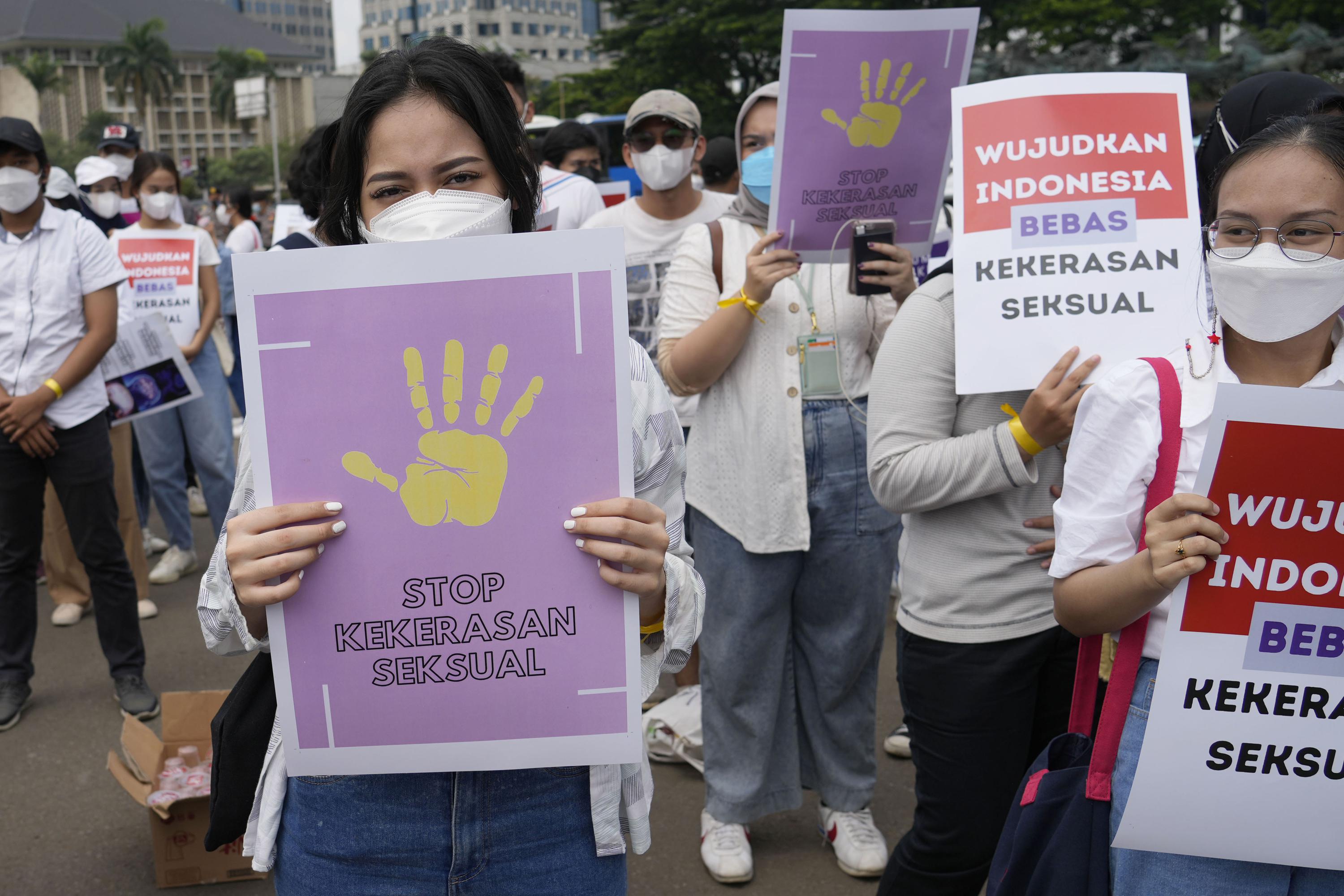 Indonesia Aprueba Ley Contra Violencia Sexual Tras Casos Ap News