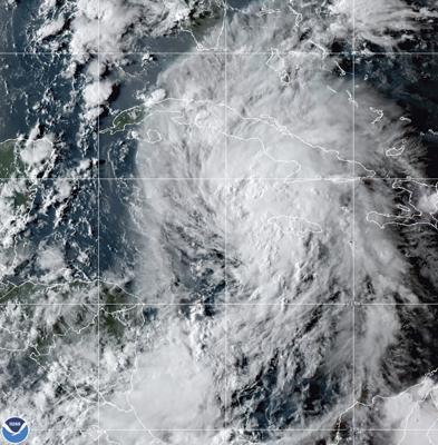 Esta imagen satelital OES-16 East GeoColor tomada el 26 de agosto de 2021 a las 22:20 EDT, distribuida por NOAA, muestra a la tormenta tropical Ida sobre el Mar Caribe. (NOAA vía AP)