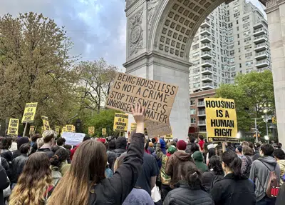 Un grupo de varios cientos de personas protestan por la muerte de Jordan Neely, el viernes 5 de mayo de 2023, en Washington Square Park en Nueva York. Neely, un imitador de Michael Jackson conocido localmente que sus amigos dicen que sufría de un empeoramiento de la salud mental, murió el lunes 1 de mayo, cuando un compañero jinete lo tiró al suelo y lo inmovilizó con una sujeción enseñada en el entrenamiento de combate de la Marina. (AP Photo/Brooke Lansdale)