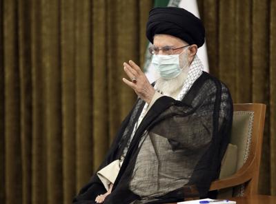 En esta foto publicada en el sitio web oficial de la oficina del líder supremo iraní, el líder supremo, ayatolá Alí Jamenei habla en la despedida del presidente saliente Hassan Rouhani en Teherán, Irán, miércoles 28 de julio de 2021. Jamenei llamó "obstinado" a Estados Unidos por discutir los misiles y la influencia regional de Irán en las conversaciones nucleares en Viena. (Oficina del Líder Supremo de Irán via AP)