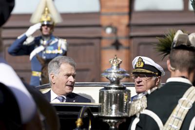 El presidente de Finlandia, Sauli Niinisto, izquierda, junto con el rey Carlos Gustavo de Suecia van en carruaje por el centro de Estocolmo, 17 de mayo de 2022. (Anders Wiklund/TT News Agency via AP)