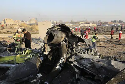 La escena después del derribamiento del avión de Ukrainian Airlines, en Shahedshahr, Irán, el 8 de enero de 2020. (Foto AP /Ebrahim Noroozi)