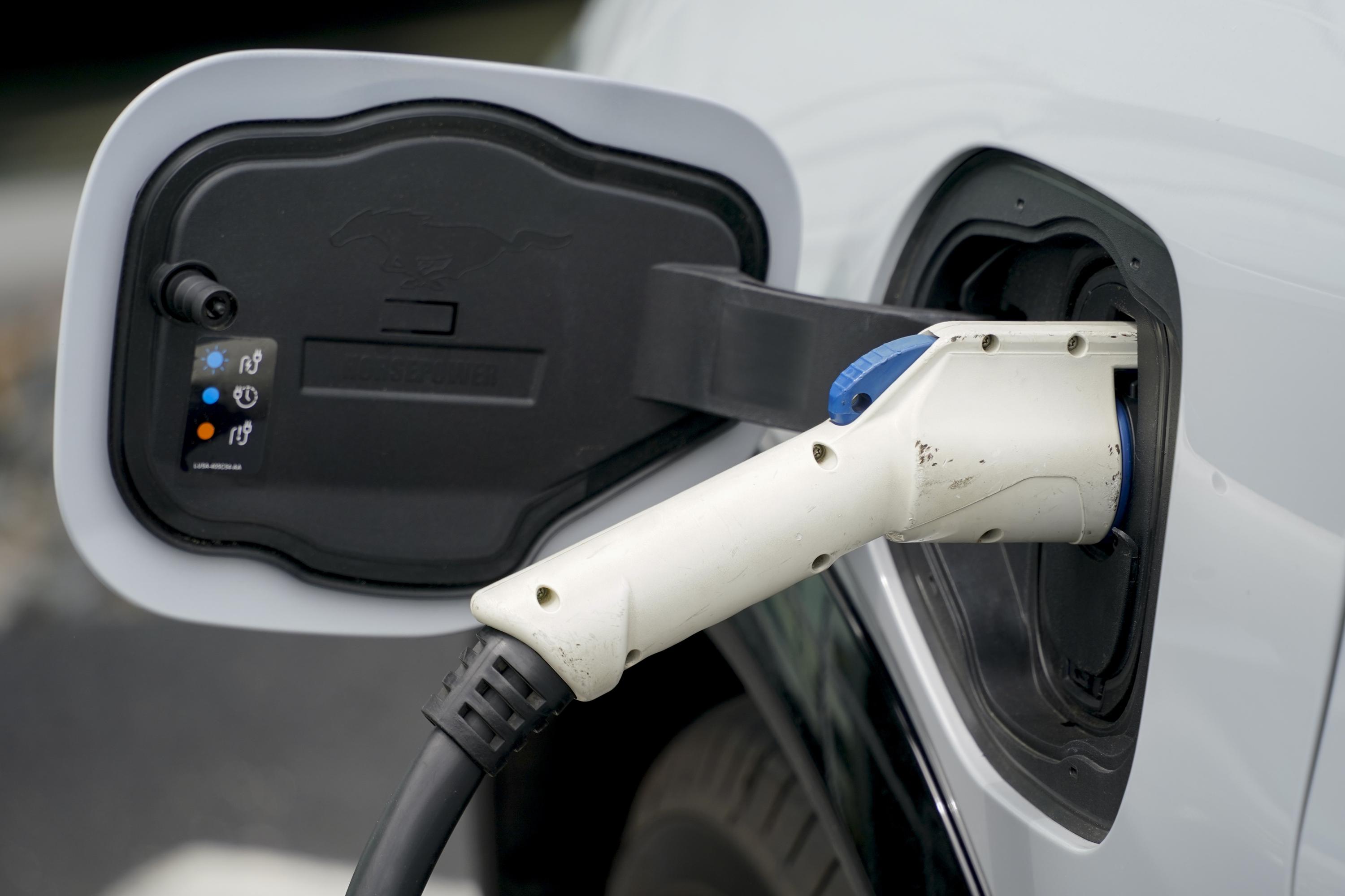 Automakers ask Congress to lift electric vehicle tax cap Trendradars