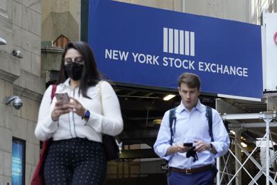 Dos personas caminan el miércoles 16 de junio de 2021 frente a la Bolsa de Valores de Nueva York. (AP Foto/Richard Drew)
