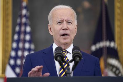 El presidente estadounidense Joe Biden anuncia en la Casa Blanca que el país alcanzó 300 millones de dosis de vacunas de coronavirus administradas, el viernes, 18 de junio del 2021.   (AP Foto/Evan Vucci)