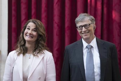 Fotografía de archivo del 21 de abril de 2017 del cofundador de Microsoft Bill Gates (derecha) y su entonces esposa Melinda, antes de ser galardonados con la Legión de Honor en el Palacio del Elíseo, en París. (AP Foto/Kamil Zihnioglu, Pool)