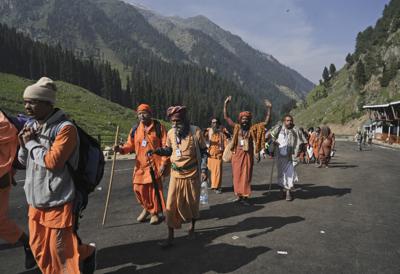 Hindúes comienzan la peregrinación anual de Amarnath Yatra a una cueva en el Himalaya, en Chandanwari, al sur de Srinagar, en la Cachemira controlada por India, el jueves 30 de junio de 2022. (Foto AP)