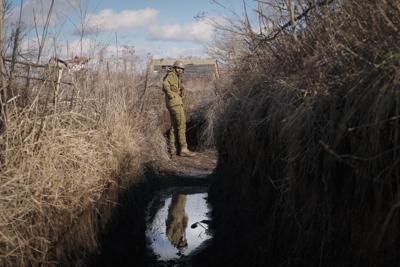 Un soldado ucraniano camina rumbo a su puesto en la línea de combate en las afueras de Popasna, el domingo 20 de febrero de 2022, en la región de Luhansk, en el este de Ucrania. (AP Foto/Vadim Ghirda)