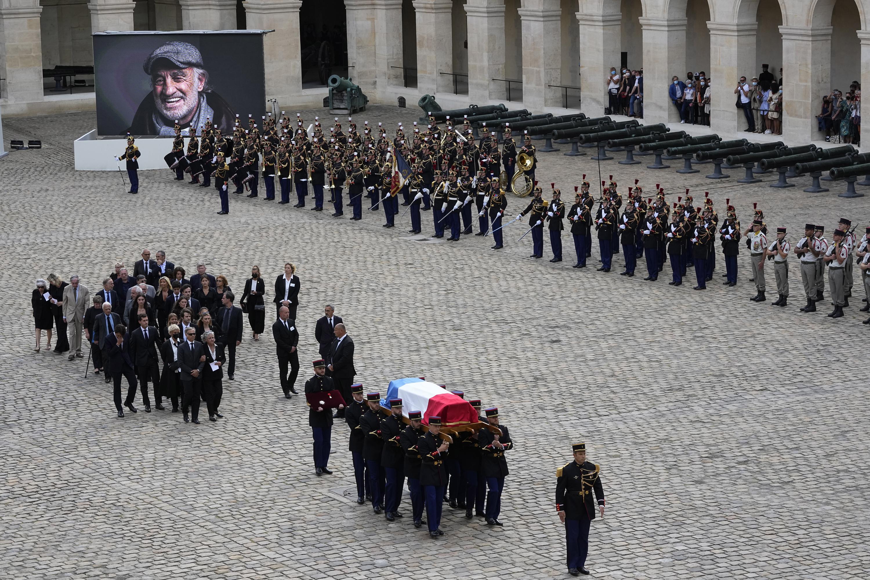 La France rend un hommage émouvant à l’acteur de la Nouvelle Vague Belmondo