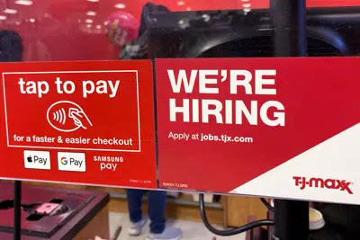Aviso de vacantes laborales en una tienda minorista en Mount Prospect, Illinois, el 13 de enero de 2023. (Foto AP/Nam Y. Huh, Archivo)