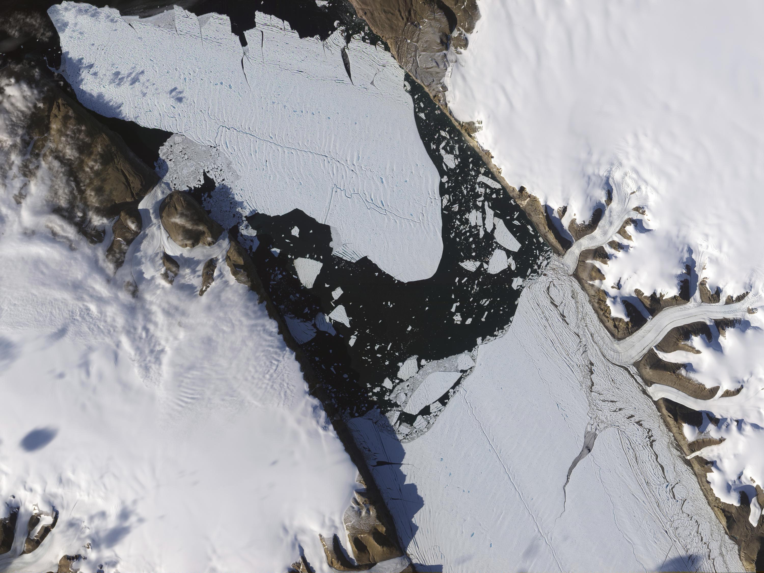 Melt rates in the kilometer-size grounding zone of Petermann Glacier,  Greenland, before and during a retreat