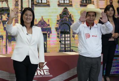 El candidato presidencial del partido Perú Libre Pedro Castillo, derecha, y la candidata Keiko Fujimori, del partido Fuerza Popular, saludan a los periodistas al final del debate presidencial en Arequipa Perú, el domingo 30 de mayo de 2021. Fujimori se enfrenta a Castillo en la final debate de las elecciones presidenciales antes de las elecciones del 6 de junio. (AP Foto/Martin Mejia)