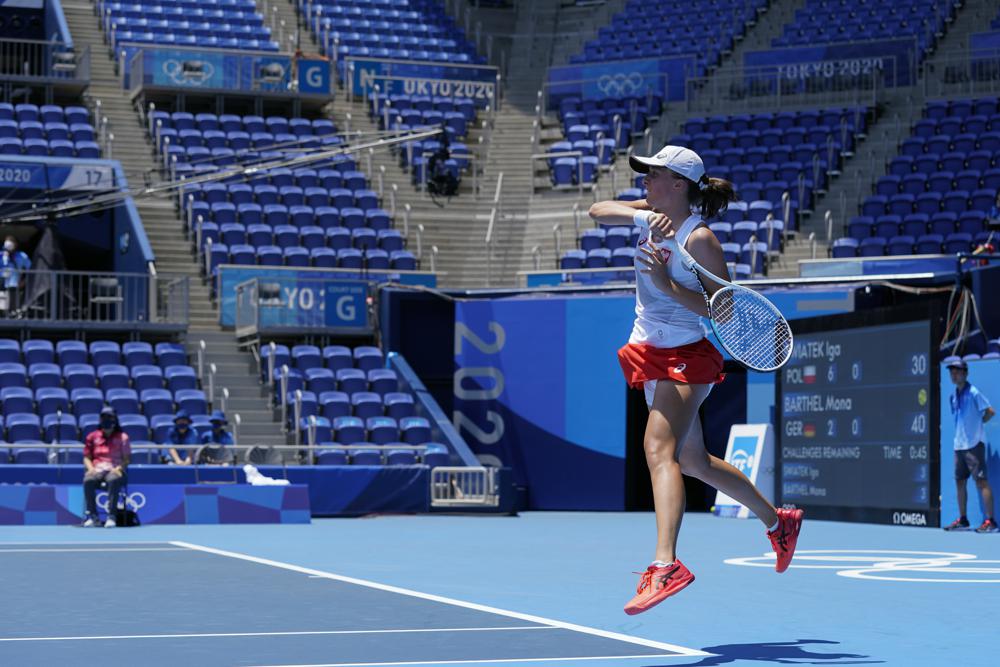 Iga Swiatek devuelve ante Mona Barthel en el tenis de los Juegos Olímpicos de Tokio, el sábado 24 de julio de 2021. (AP Foto/Patrick Semansky)