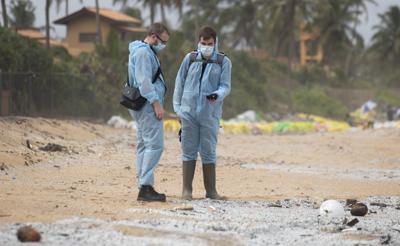 Cuadrillas de rescate en la playa cerca de donde se incendiaba un buque frente a las costas de Sri Lanka, el 4 de junio del 2021. (Foto AP/Eranga Jayawardena)