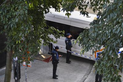Policías belgas están parados un área acordonada en donde dos colegas fueron apuñalados el jueves en Bruselas, el viernes 11 de noviembre de 2022. (AP Foto/Geert Vanden Wijngaert)
