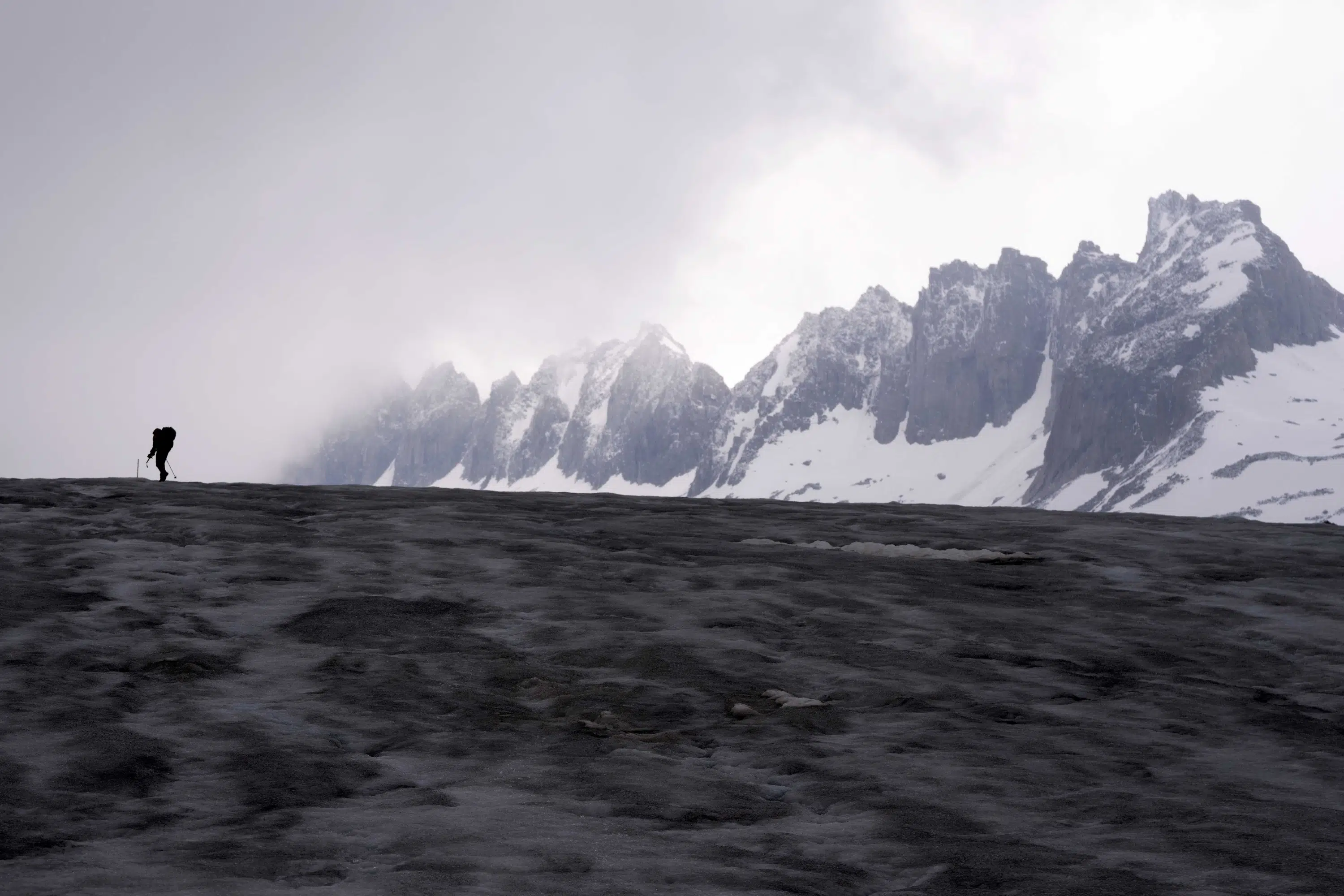 AP-FOTOS: Um Alpengletscher zu retten, überwacht das Schweizer Team die steigende Schmelze