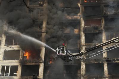 Los bomberos trabajan en un edificio de apartamentos dañado por los bombardeos en Kiev, Ucrania, el martes 15 de marzo de 2022. (AP Foto/Efrem Lukatsky)