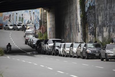 ARCHIVO - En esta fotografía de archivo del 8 de septiembre de 2020, vehículos hacen fila para cargar gasolina en Caracas, Venezuela. (AP Foto/Ariana Cubillos, archivo)