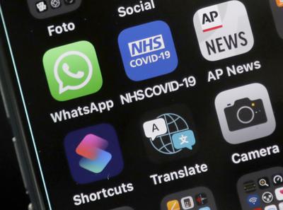 ARCHIVO - La foto de archivo del 24 de septiembre de 2020 muestra la aplicación de rastreo de contactos de COVID-19 del Servicio Nacional de Salud británico en la pantalla de un iPhone. (AP Foto/Frank Augstein, File)