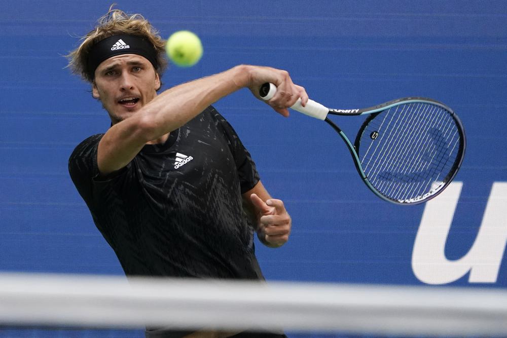 El alemán Alexander Zverev devuelve el tiro del sudafricano Lloyd Harris durante su partido de cuartos de final del U.S. Open, el miércoles 8 de septiembre de 2021, en Nueva York. (AP Foto/Elise Amendola)