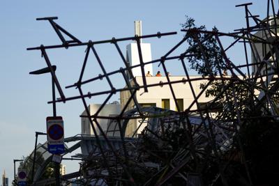 La escena tras el derrumbe de un edificio en construcción en Amberes, Bélgica, el 18 de junio del 2021. (AP Photo/Francisco Seco)