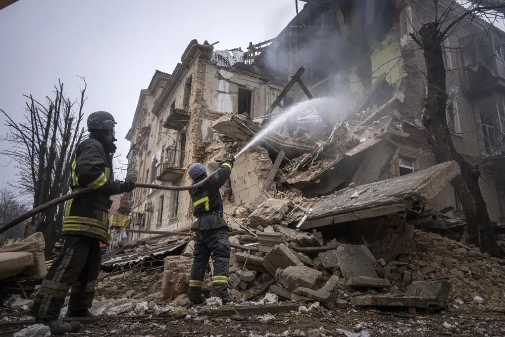 Bomberos trabajan para apagar un incendio en un edificio que resultó destruido por un ataque ruso, el viernes 16 de diciembre de 2022, en Krivói Rog, Ucrania. (AP Foto/Evgeniy Maloletka)