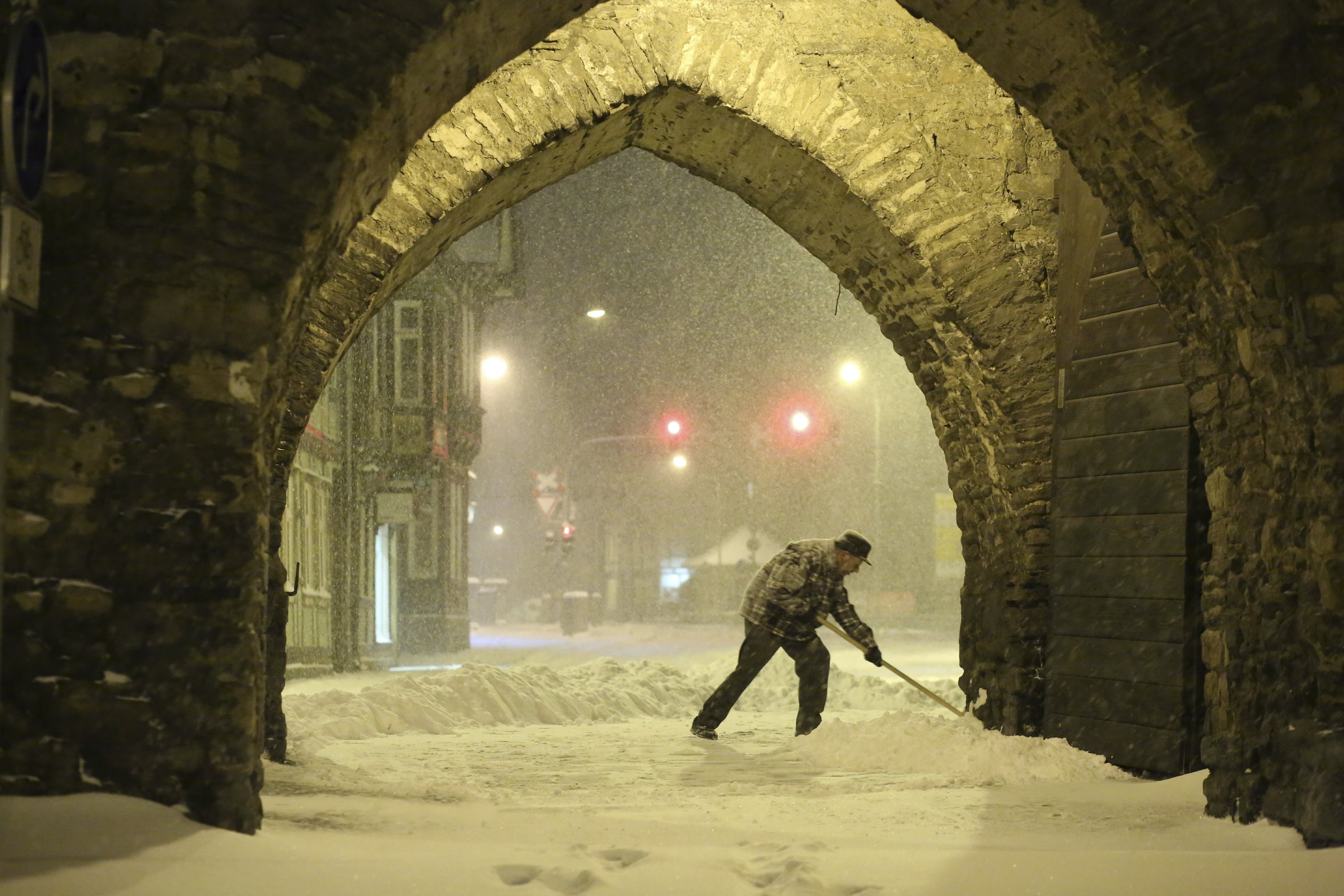 Heavy snowstorm in Germany, moving on journey