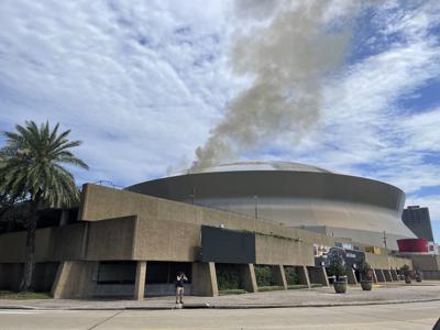 Esta foto proporcionada por el departamento de bomberos de Nueva Orleans muestra el humo que sale del techo en el Superdome de Nueva Orleans el martes 21 de septiembre de 2021 en Nueva Orleans. (Jefe C Mickal/Departamento de Bomberos de Nueva Orleans vía AP)