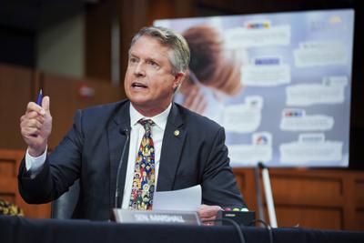 Foto del 20 de septiembre de 2021 del senador republicano Roger Marshall hablando en una audiencia de la Comisión de Salud del Senado de Estados Unidos. (Greg Nash/Pool vía AP)