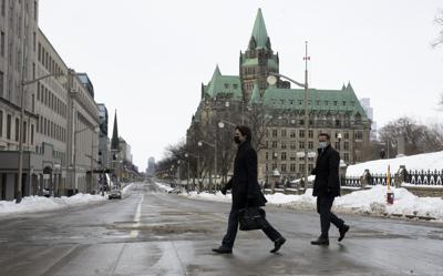 El primer ministro de Canadá Justin Trudeau cruza la calle Wellington hacia una conferencia de prensa en Ottawa el 21 de febrero del 2022.  (Adrian Wyld/The Canadian Press viçía AP)