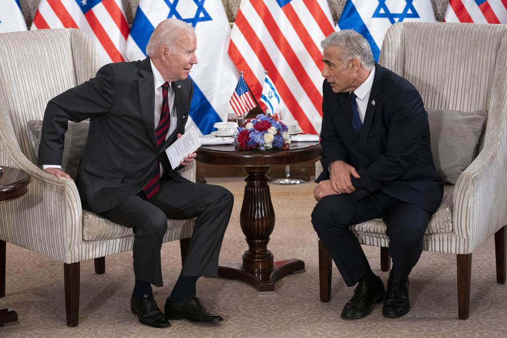 El presidente Joe Biden y el primer ministro israelí Yair Lapid se dirigen a los medios luego de su reunión en Jerusalén el jueves 14 de julio de 2022. (Foto AP/Evan Vucci)