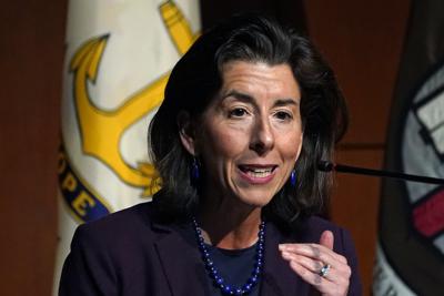 La secretaria de comercio de EEUU Gina Raimondo en la Brown University, en   Providence, Rhode Island, el 15 de marzo del 2022. (AP foto/Charles Krupa)