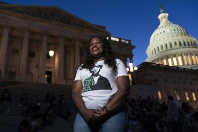 La representante demócrata Cori Bush (Missouri), quien ha decidido acampar en protesta por el fin de la moratoria contra los desalojos, frente al Capitolio en Washington el 2 de agosto del 2021.  (Foto AP/Jose Luis Magana)