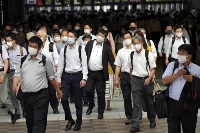 En esta imagen de archivo, tomada el 12 de julio de 2021, pasajeros, con mascarilla para protegerse del coronavirus, caminan por un pasillo en plena hora punta, en la estación de Shinagawa, en Tokio. (AP Foto/Eugene Hoshiko, archivo)