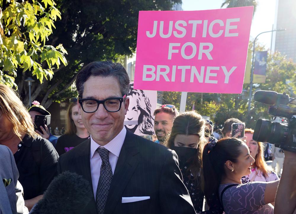 Matthew Rosengart, abogado de Britney Spears, sale de una audiencia sobre la tutela de la cantante pop en la corte Stanley Mosk el viernes 12 de noviembre de 2021 en Los Angeles. Una jueza de Los Angeles decidió terminar la tutela que controló los asuntos personales y finanzas de Spears por casi 14 años. (Foto AP/Chris Pizzello)