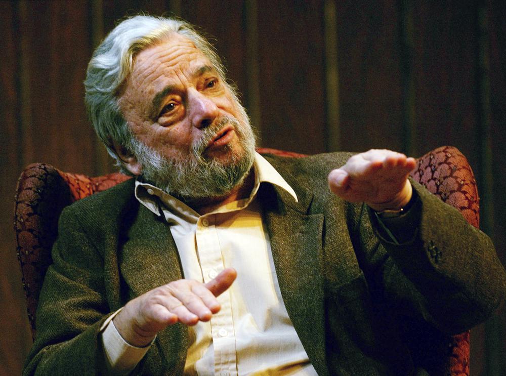 ARCHIVO - El compositor y letrista Stephen Sondheim hace gestos durante una reunión en la Universidad de Tufts en Medford, Massachusetts, el 12 de abril de 2004. Sondheim, el compositor que reformó el teatro musical estadounidense en la segunda mitad del siglo XX, murió a los 91 años. La muerte de Sondheim fue anunciada por su abogado con sede en Texas, Rick Pappas, quien le dijo a The New York Times que el compositor murió el viernes 26 de noviembre de 2021 en su casa en Roxbury, Connecticut (Foto AP / Charles Krupa, Archivo)