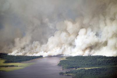 Un incendio forestal arroja humo al tiempo que se extiende cerca del Lago Slater, el miércoles 25 de agosto de 2021, en Isabella, Minnesota. (Brian Peterson/Star Tribune vía AP)