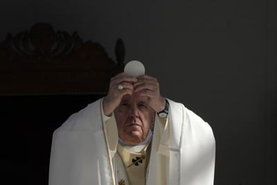 El papa Francisco ofrece una misa en el estadio GSP de Nicosia, Chipre, el 3 de diciembre de 2021. (AP Foto/Alessandra Tarantino)