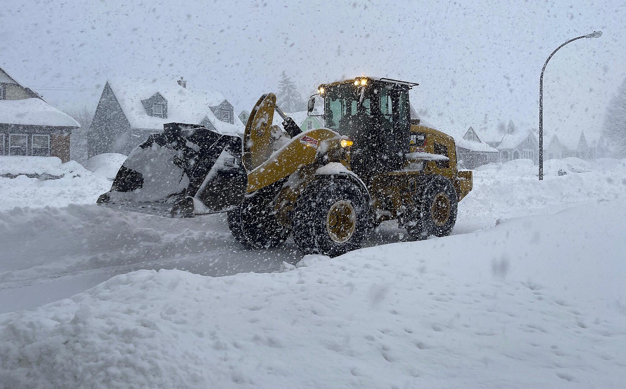 LOOK: Bills' stadium is unrecognizable after getting hit by massive  snowstorm that blanketed all of Buffalo 