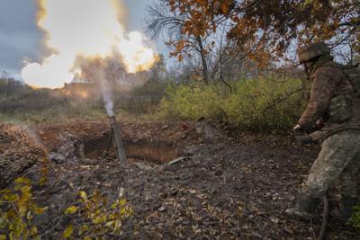 Un soldado ucraniano dispara un mortero en la línea del frente cerca de Bajmut, el jueves 27 de octubre de 2022, en la región de Donetsk, Ucrania. (AP Foto/Efrem Lukatsky)