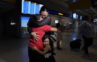 Emely (izq) se abraza con su madre Glenda Valdez y su hermanita Zuri en el aeropuerto Austin-Bergstrom de Texas el 6 de junio del 2021. (AP Photo/Eric Gay)