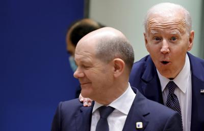 El presidente de Estados Unidos, Joe Biden (derecha), pone su mano sobre el hombro del canciller de Alemania, Olaf Scholz, a su llegada a una cumbre de la Unión Europea, en Bruselas, el 24 de marzo de 2022. (AP Foto/Olivier Matthys)