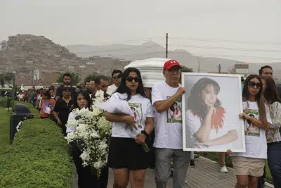 Familiares y fanáticos de la cantante Milagros Soto realizan una procesión fúnebre mientras llevan su ataúd al cementerio Parque del Recuerdo en Lima, Perú, el jueves 25 de mayo de 2023. Soto, la primera cantante peruana de cumbia conocida como "Princesita Mily", murió el lunes 22 de mayo a los 57 años de cáncer, según Alejandro Zarate, director de Pintura Roja, el grupo de cumbia en el que cantaba Soto. (Foto AP/Franklin Briceño)