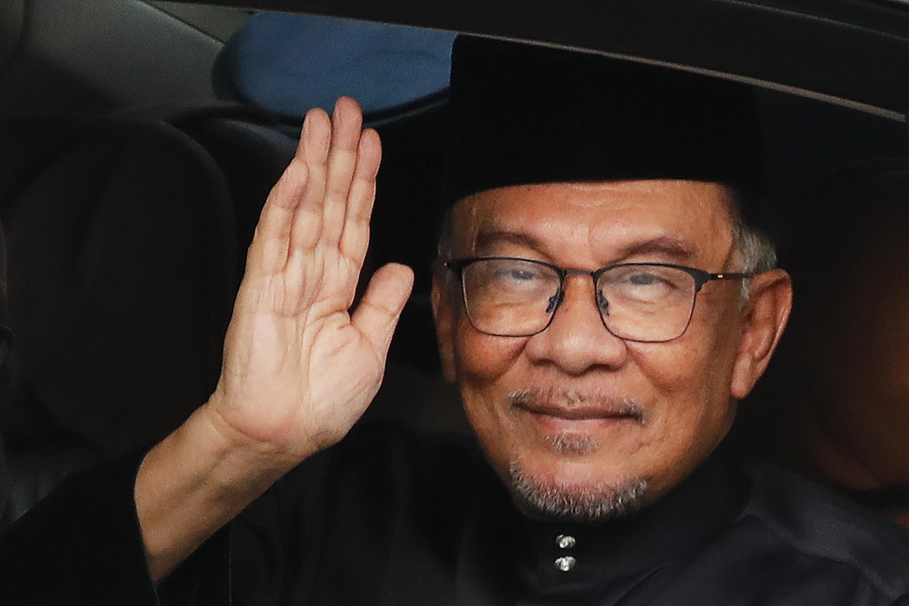 New Malaysian PM Anwar vows to heal divided nation, economy