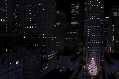 Edificios de oficinas y otros usos rodean la Plaza Rockefeller de Nueva York, adornada con el tradicional árbol de Navidad, el 30 de noviembre de 2022. (AP Foto/Julia Nikhinson)