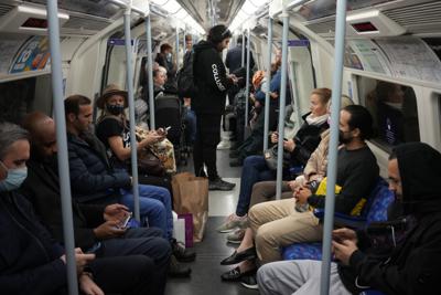 Londinenses viajan en el "undreground", el tren subterráneo, el 20 de octubre del 2021. Gran Bretaña sigue teniendo tasas de contagio del COVID-19 altas, pero no se ve desbordada por el virus y no registra un aumento en las infecciones, como otras naciones de Europa. (AP Photo/Matt Dunham, File)