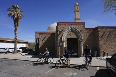 Dos hombres afganos que fueron evacuados a Estados Unidos tras el alzamiento talibán -- Qais Sharifi (i) y Abdul Amir Qarizada (d) -- frente a la mezquita en  Las Cruces, Nuevo México el 1 de abril del 2022.   (Foto AP/Giovanna Dell'Orto)